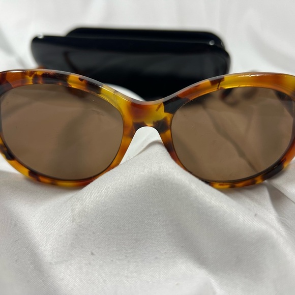 Gucci Brown Tortoiseshell Sunglasses with Oval Shape - Picture 4 of 5